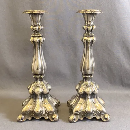 Ett par ljusstakar, rokokostil, silver 830/1000.  Vikt: 530,1 g