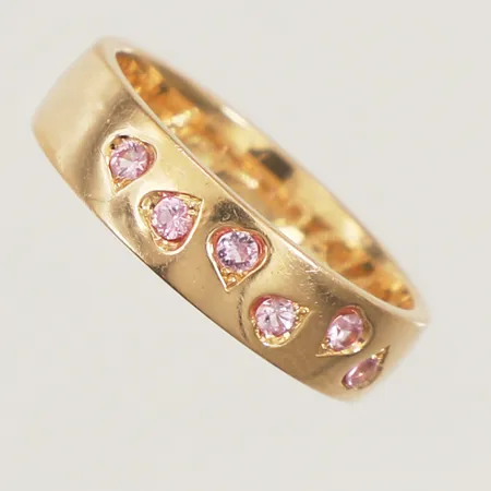 Ring med rosa stenar, stl 17, bredd 5mm, gravyr, repig, 18K  Vikt: 5,7 g
