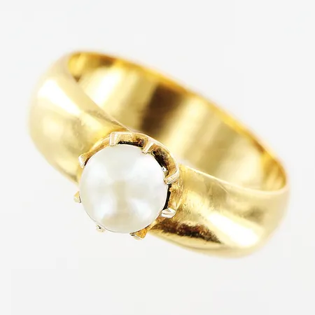 Ring, odlad pärla, stl 18¾, bredd 6mm, gravyr, 20K. Vikt: 6,9 g
