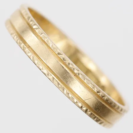 Ring slät med gravyr, stl: 19½, 18K guld Vikt: 3,7 g