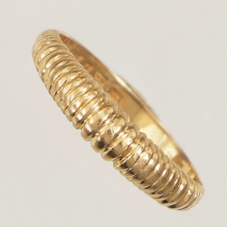 Ring, stl 18¼, bredd 2-4mm, BEH Bengt Hallberg Guldsmeds AB Köping 1985, 18K Vikt: 2,5 g