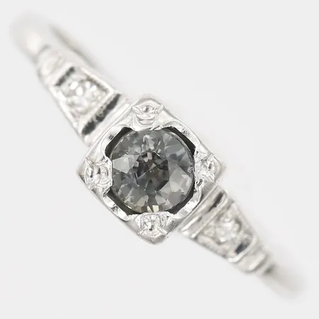 Ring med brungrön sten sam åttkantsslipade diamanter, 2 x ca 0,01ct, brungrön sten troligen syntetisk färgväxlande safir, stl: 15½, bucklig skena, 14K vitguld Vikt: 2 g