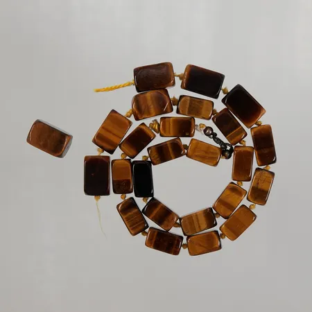 Collier med bruna stenar 44,5cm, bredd ca 10mm, defekt/av, Vikt: 67,3.