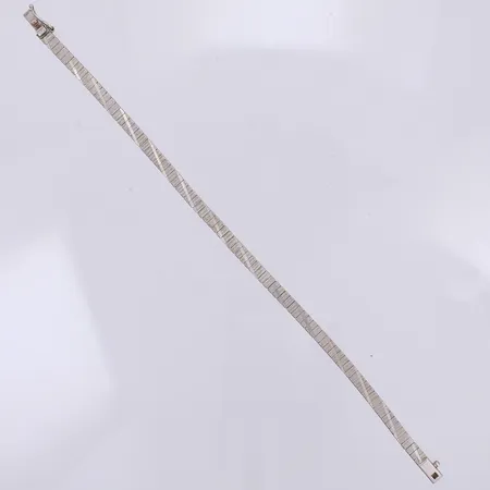 Armband halvstelt 19cm långt 4mm brett, skevt, 925/1000 silver Vikt: 8,7 g