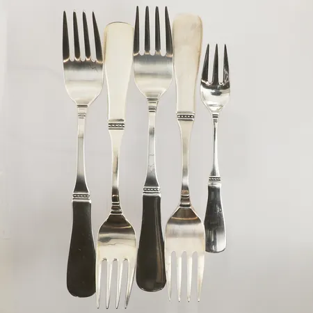 Fem gafflar, modell Uppsala, olika storlekar, ca 12,4-16,5cm, 830/1000 silver Vikt: 178,3 g