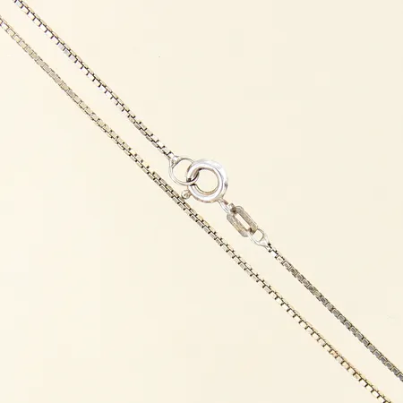 Kedja Venezia, längd 42cm, bredd 1mm, ojämnheter, bucklig ögla, ögla med öppen lödning, silver 925/1000 Vikt: 2,5 g
