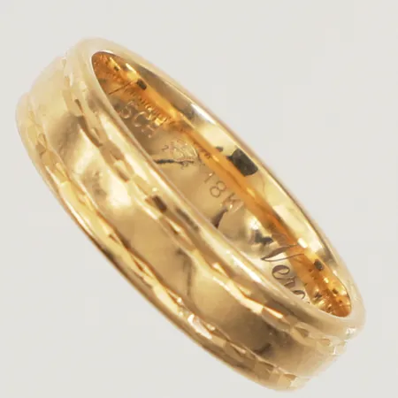 Ring slät, stl 17½, bredd 5mm, gravyr, 18K  Vikt: 5,5 g