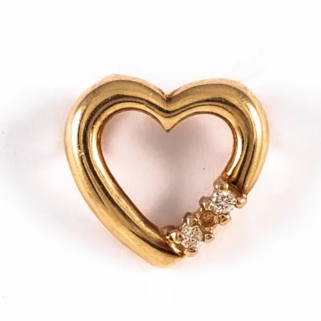 Hänge i 18K guld: Genombrutet hjärta med 2 x c:a 0,01ct briljantslipade diamanter. Det är 11,5 x 10,5 mm och väger 0,7g. En sten saknas.