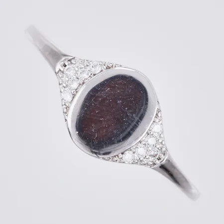 Klackring med vita tsenar stl: 17 ¾, bredd ca 1-8mm, 925/1000 silver Vikt: 1,2 g