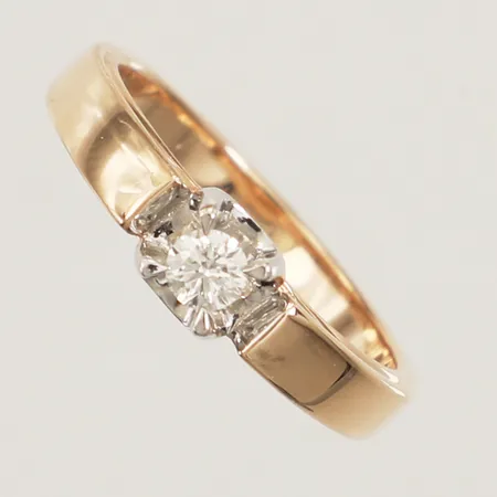 Ring med diamant ca 0,16ct, stl 17½, bredd 2,7-5,2mm, tvåfärgad, 14K  Vikt: 3,8 g