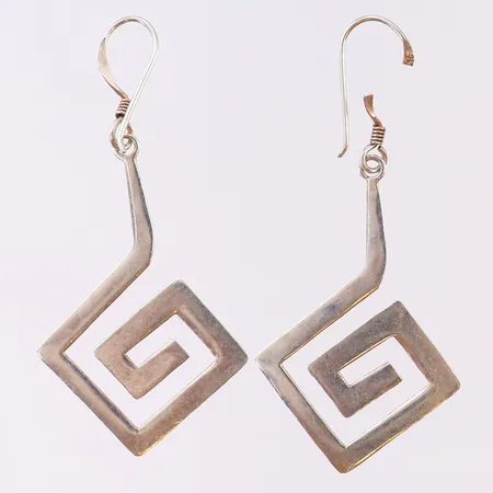 Ett par örhängen, 55mm, bredd 30mm, defekt lås, silver  Vikt: 4 g