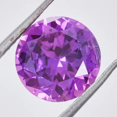 1 Lös syntetisk färgväxlande Safir, Ø ca 11mm, mindre nagg  Vikt: 0 g