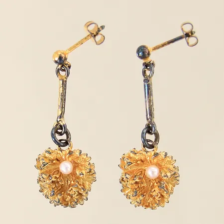 Ett par örhängen med odlade pärlor, Flora Danica, Danmark, 35x13mm, delar med något svag förgyllning, förgyllt silver 925/1000 Vikt: 6,8 g