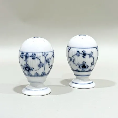 Ströare, ett par, salt och peppar, Musselmalet, Royal Copenhagen, Danmark, numrerade: 1/2009 samt 1/189, höjd 7,5cm, porslin, ena med lätt färgbortfall