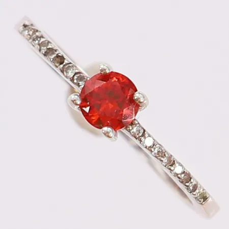 Ring med röd och vita stenar, stl 15, silver  Vikt: 1 g