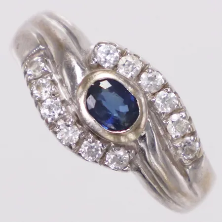 Ring safir vita stenar, stl 18¼, bredd 3-10mm, vitguld, 18K  Vikt: 6,9 g