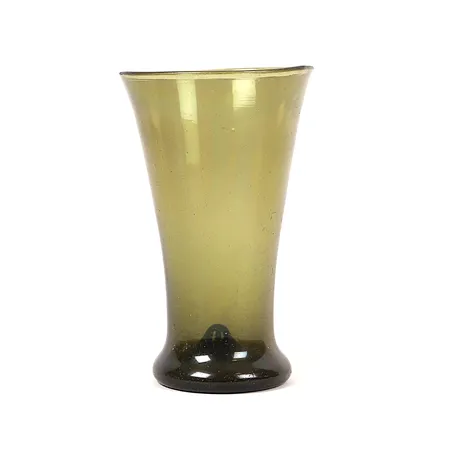 Bägare, grönt glas, s.k. "Waldglas",  1700-tal, höjd ca 17cm, sannolikt Skånska glasbruket, Henrikstorp. Jämför snarlik bägare bland samlingarna på Kulturen i Lund: KM 64631. Se Seitz, Heribert, Äldre svenska glas med graverad dekor, sid. 145, fig. 30:14.