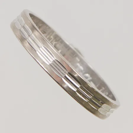 Ring, Ø20½, bredd: 3,8mm, gravyr, vitguld, 18K, 4,2g.