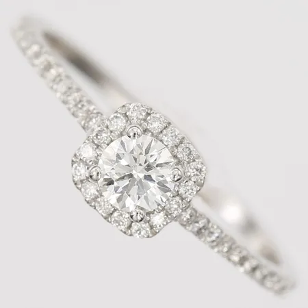 Ring med briljantslipade diamanter totalt 0,48ct enligt gravyr, mittsten ca 0,30ct,  kvalitet ca Cr-TCa(J-K)/VS, stl: 18½, tillverkad av Guldfynd AB, 18K vitguld Vikt: 2 g