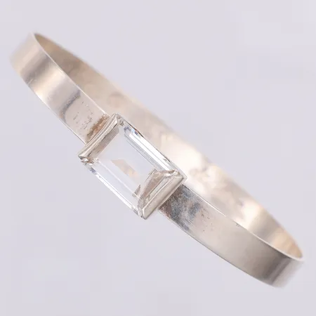 Armband med bergkristall av Åke Lindström stelt 62 x 52mm, bredd 6-10mm, Hallberg år 1973, 925/1000 silver Vikt: 14,9 g