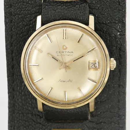 Armbandsur Certina New Art automatic Ø 34mm, datum, plexiglas med repor, guld på stål, monterad på läderband med utskurna stjärnor, längd 16 -20cm, bredd 45mm, slitage på armband   Vikt: 0 g