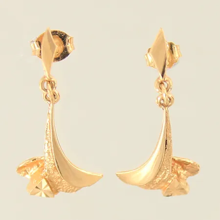 Ett par örhängen med dekor, 15x12mm, 18K  Vikt: 2,1 g