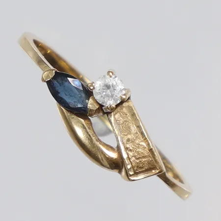 Ring med blå samt vit sten stl 17 bredd 1,5-5mm 18K Vikt: 1,3 g