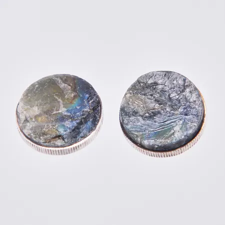 Ett par manschettknappar Martti Vikinniemi, med labradorit, Ø19mm, svensk importstämpel, årsstämpel saknas, 830/1000 silver Vikt: 13,8 g