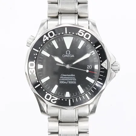 Herrur, Omega Seamaster Professional Chronometer, automatisk, datum, stål, Ø42mm, referensnummer 22545000, serienummer 81516542, box och ytterkartong, extra länkbitar, certifikat från 2008, slitage, repor, behov av service. 