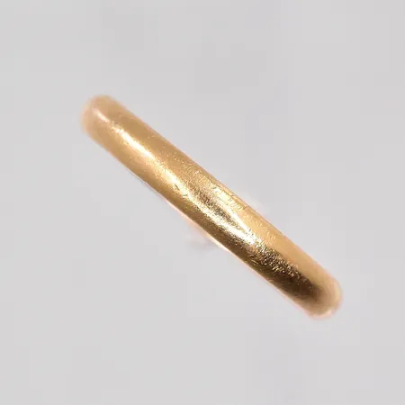 Ring stl 19¾, bredd 3mm, gravyr, 18K Vikt: 3 g