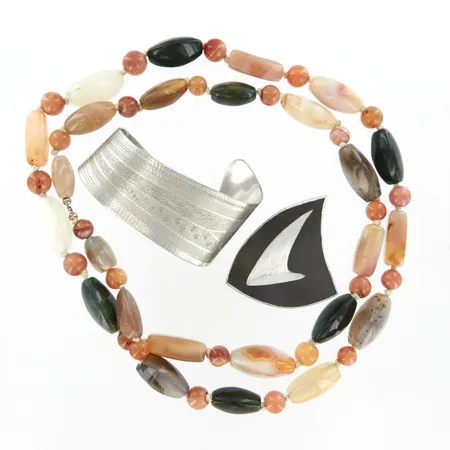 Collier med stenar 90cm bredd: 12mm, armring tenn, innermått 16,5cm, bredd: 20-35mm, brosch 45x60mm metall  Vikt: 0 g