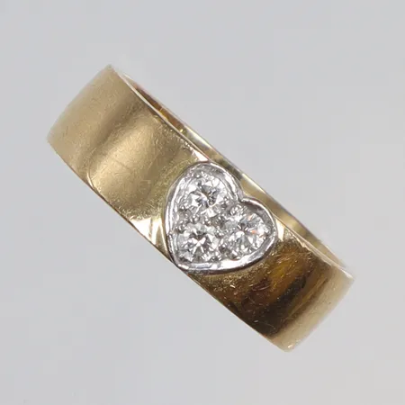 Ring med diamanter format som hjärta 3xca0,04ct stl 15¼ bredd 5mm GHA 18K Vikt: 4 g