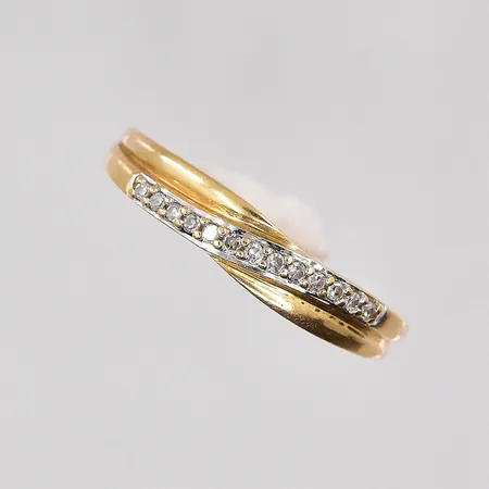 Ring med vita stenar stl 16½, bredd 1,0-3,6mm, 18K Vikt: 1,3 g