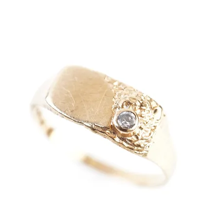 Ring m vit sten, stl 20(63), bredd 8mm, 18k Vikt: 3 g