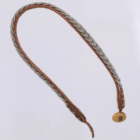 Armband i läder med tenntrådsbroderi, knapp i horn 18,5cm, bruksskick