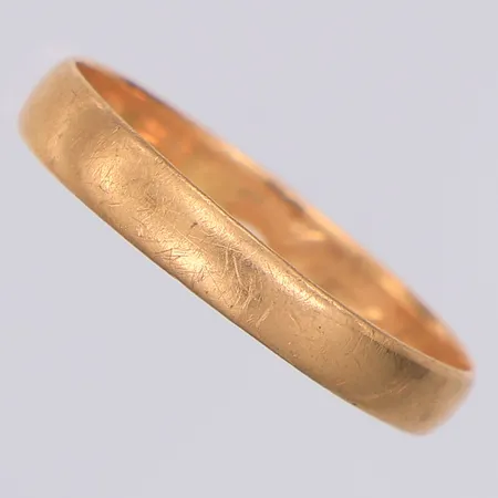 Ring slät stl 19¼, skev, oläslig gravyr, 18K Vikt: 1,8 g Skickas med postpaket.