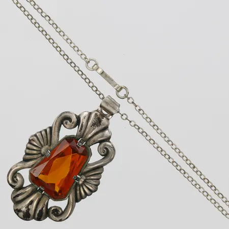 Collier med orange sten i glas, tillverkad av Per Emilson, Laholm 1947, höjd på hänge 47mm, bredd 25mm, längd på kedja 47cm, silver 830/1000 Vikt: 7,8 g