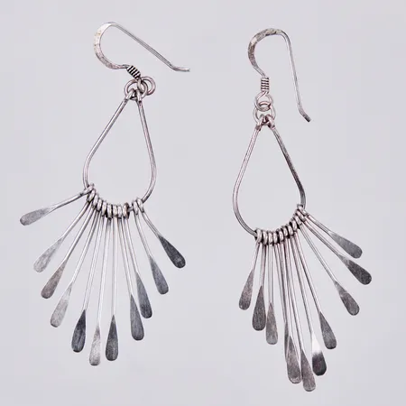 Ett par örhängen längd: ca 6cm bredd: ca 2cm, GHA, 925/1000 silver Vikt: 3,7 g