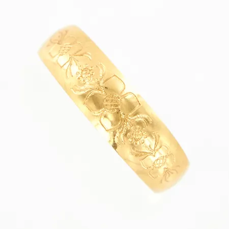 Ring mönster stl 16, bredd 2,5-5mm, något skev skena, 18K.  Vikt: 0,9 g