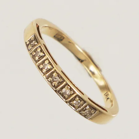 Ring med diamanter 7x ca 0,01ct 8/8-slipade, stl 17, bredd 1,6-2,8mm, GHA, 18K  Vikt: 2,7 g
