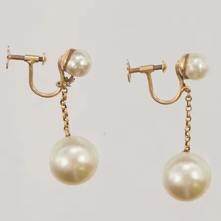 Ett par örhängen, imitationspärlor, 30mm, skruvfästen i 18K, defekta, 5,6g.