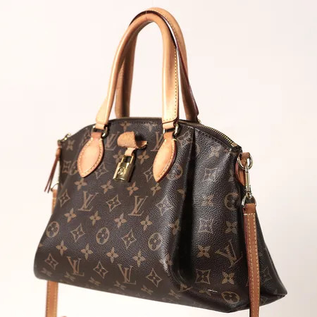 Väska Louis Vuitton Rivoli PM, brun monogramcanvas, läder, modellnummer M44543, hänglås och nycklar, detaljer i gulfärgad metall, ca 20x30x17, färgbortfall, ställvis kraftigt bruksslitage, kvitto från 2021, dustbag, ytterkartong. Skickas med postpaket.