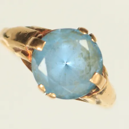 Ring med blå sten, stl 17 bredd 1,5-10mm, 14K 2,2g totalt.