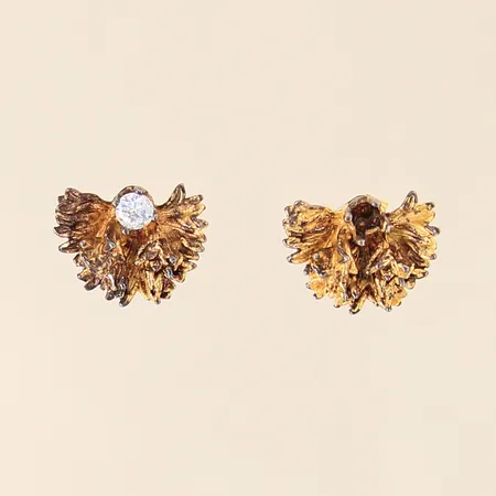 Ett par örhängen med vit sten, Flora Danica, Danmark, 12x9mm, en sten saknas, något svag förgyllning, förgyllt silver 925/1000 Vikt: 2,4 g