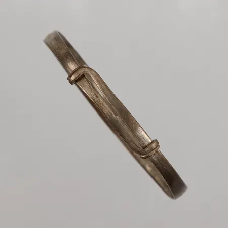 Armring med dekor Ø67-73mm, bredd 4,4-8,4mm, justerbar storlek, ojämnheter, 925/1000 silver,  Vikt: 11,4 g