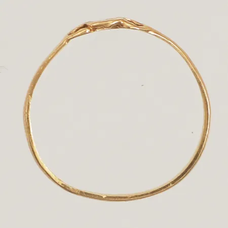 Ring X-länk, stl 16½, bredd 5,7mm, bucklig, 18K Vikt: 0,8 g