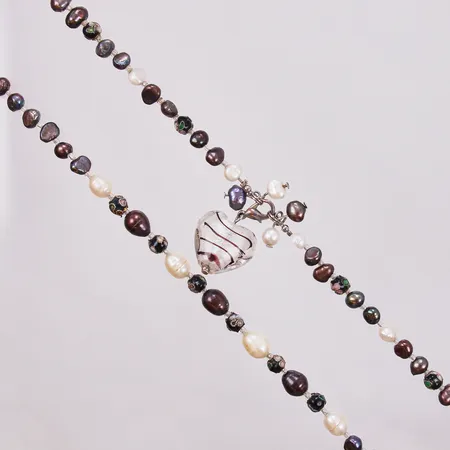 Pärlcollier odlade pärlor i olika färger och storlekar Ø ca 4-7mm barocka med plastdelar mellan pärlorna, längd: ca 120cm,  hänge hjärta i glas