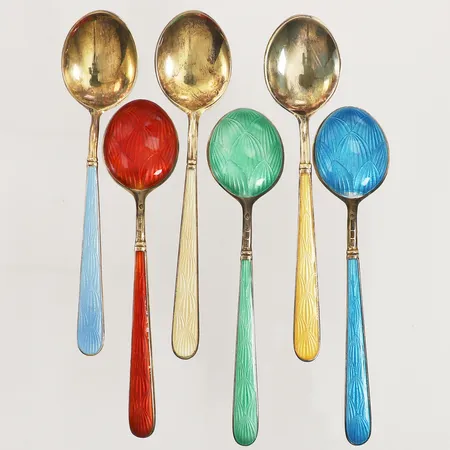 Sex mockaskedar med emalj, längd 9,8cm, sliten emalj, förgyllda, finska stämplar, 916/1000 silver  Vikt: 66,5 g