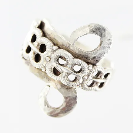 Ring stl 18½, bredd 3-25mm, silver 830/1000. Vikt: 6,8 g