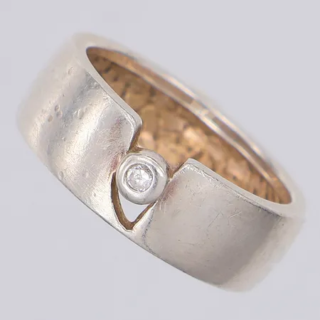 Ring med vit sten stl 17¼, 835/1000 silver Vikt: 5,5 g
